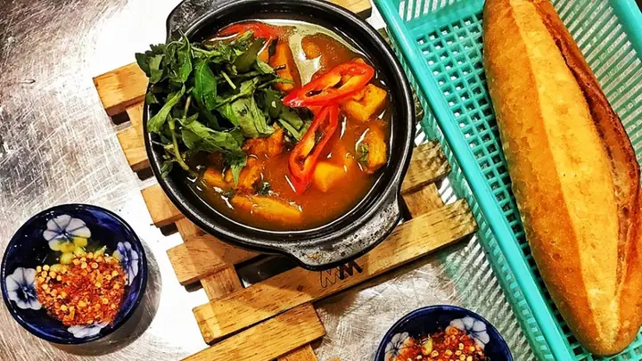 Phá Lấu Là Món Gì? Nguồn Gốc, Ý Nghĩa Và Các Món Ăn Đặc Trưng