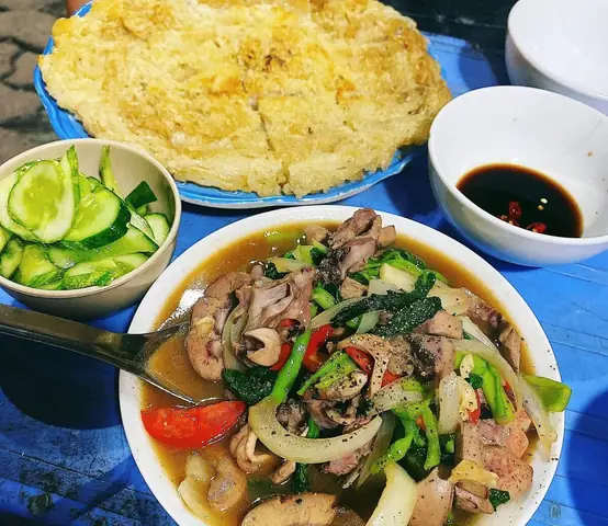 Phở Chiên Phồng Hà Nội: Khám Phá Món Ngon Đặc Sản Trứ Danh