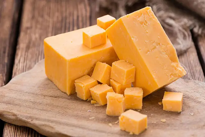 Phô Mai Cheddar Là Gì? Nguồn Gốc, Đặc Điểm Và Các Loại Phổ Biến