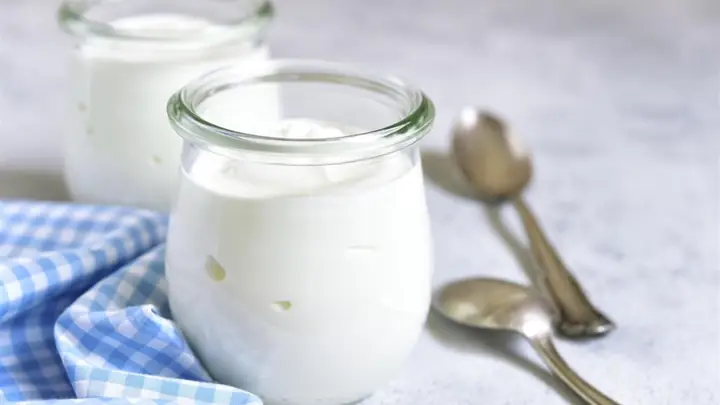Sữa Chua Làm Từ Gì? Khám Phá Thành Phần Và Quy Trình Tạo Nên Món Ăn Tuyệt Vời