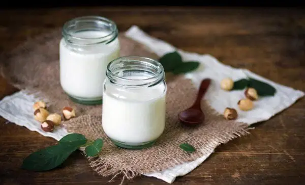 Sữa Chua Làm Từ Gì? Khám Phá Thành Phần Và Quy Trình Tạo Nên Món Ăn Tuyệt Vời