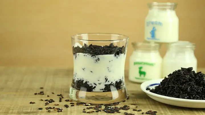 Top 5 Địa Điểm Thưởng Thức Sữa Chua Nếp Cẩm Huế Ngon Nhất Định Phải Thử