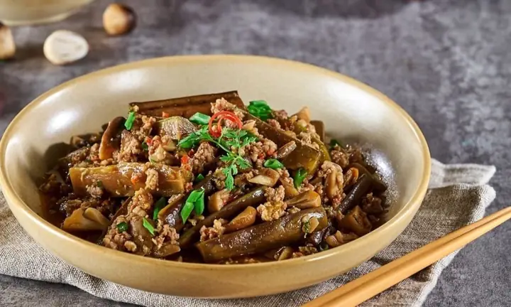 Thịt Ba Chỉ Om Cà Tím: Công Thức Chi Tiết Và Bí Quyết Để Có Món Ăn Đậm Đà, Không Bị Đắng