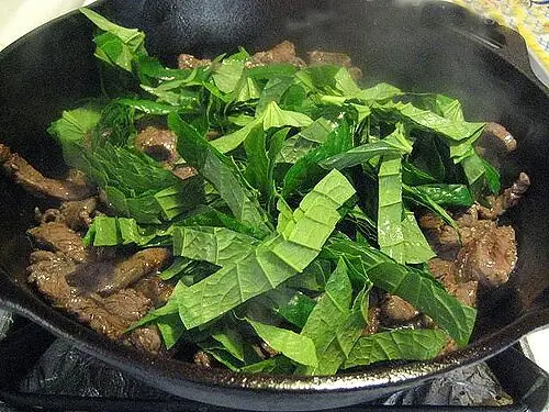 Thịt Bò Xào La Lốt Có Tác Dụng Gì? Lợi Ích Bất Ngờ Và Những Ai Không Nên Ăn