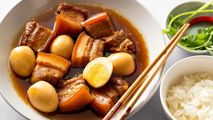 Thịt Kho Hột Vịt Bao Nhiêu Calo? Giải Đáp Chi Tiết Và Bí Quyết Thưởng Thức Không Lo Béo