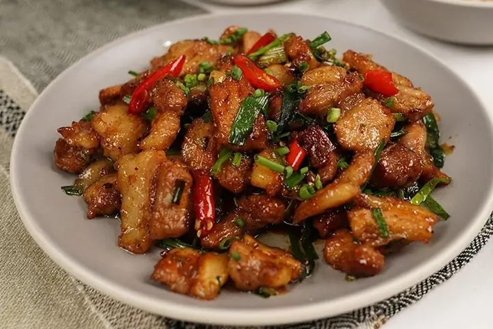 Thịt Rang Cháy Cạnh Kiểu Bắc: Bí Quyết Tạo Nên Món Ngon Chuẩn Vị Hà Thành