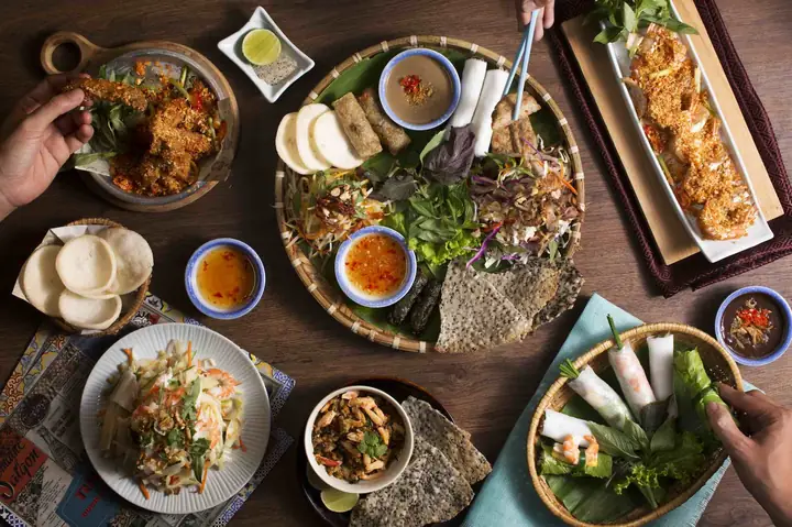 Tối Nay Ăn Gì Ngoài Đường? 15+ Gợi Ý Quán Ngon, Giá Rẻ, Đáng Thử Ở Sài Gòn