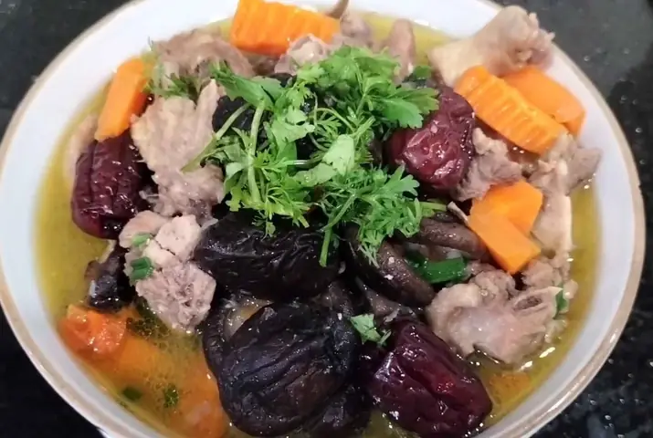 Vịt Hầm Hạt Sen Táo Đỏ: Công Thức Nấu Ngon Bổ Dưỡng Cho Mọi Gia Đình