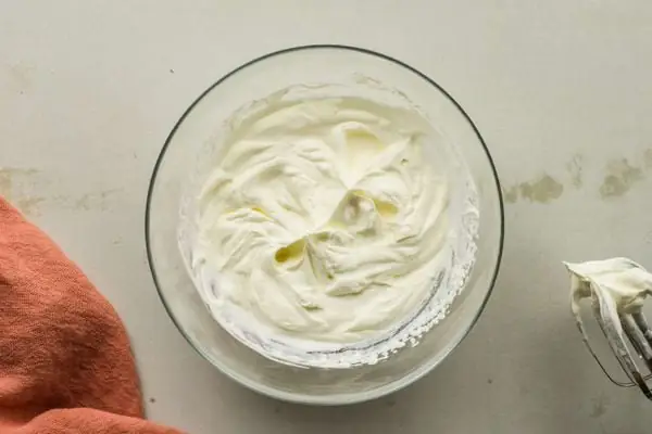 Whipping Cream Dùng Làm Gì? Khám Phá 15+ Công Dụng Tuyệt Vời Từ Nhà Bếp Đến Làm Đẹp