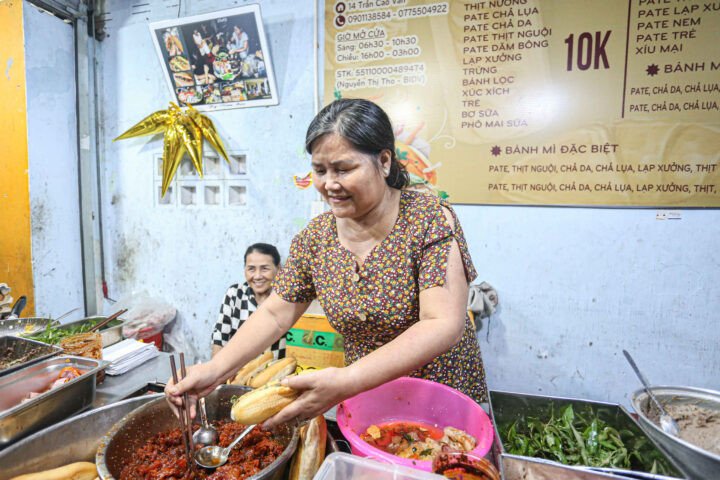 Bà Nguyễn Thị Tho đang trò chuyện tại tiệm bánh mì O Tho Trần Cao Vân