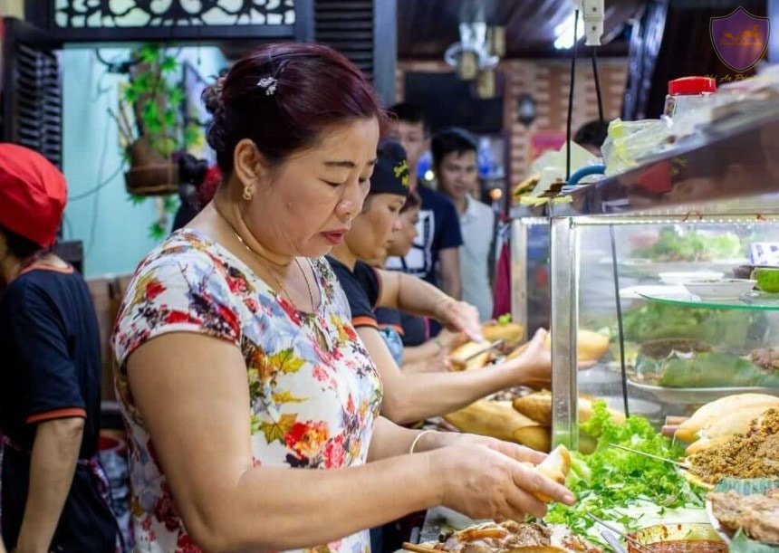 Bà Phương chủ quán đang chuẩn bị bánh mì cho khách