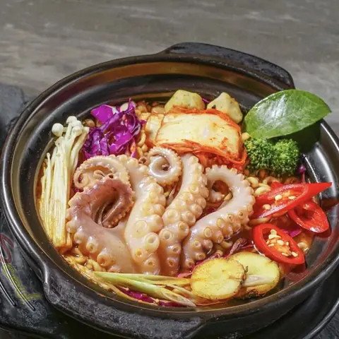Bạch tuộc tươi ngon là yếu tố quan trọng cho món mì