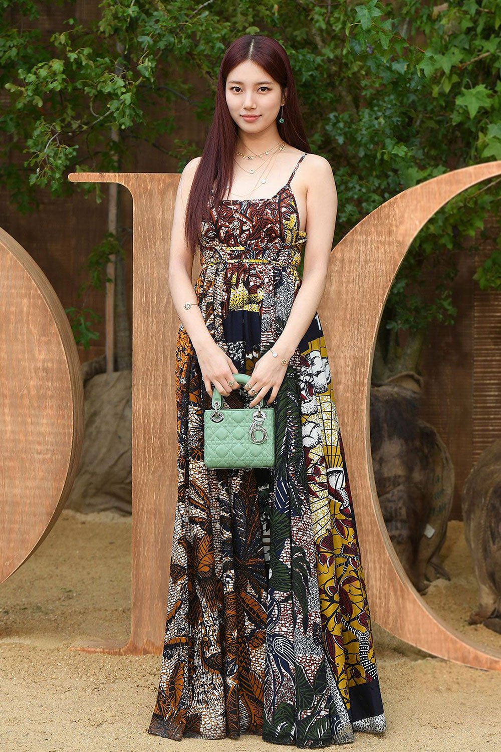 Bae Suzy mặc đầm maxi màu tối