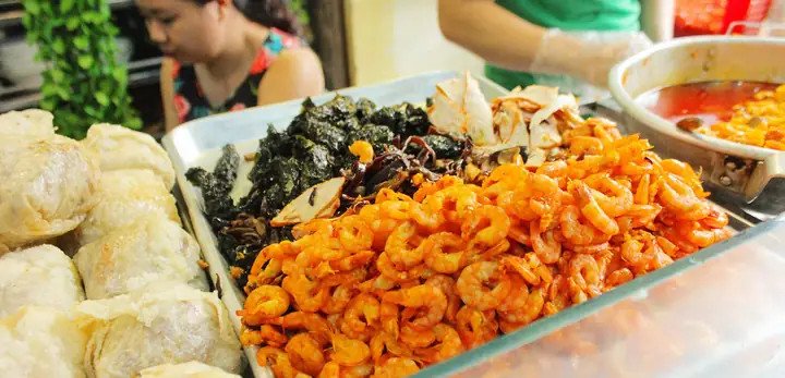 Bánh Đa Cua Bà Cụ Hải Phòng với đầy đủ topping hấp dẫn