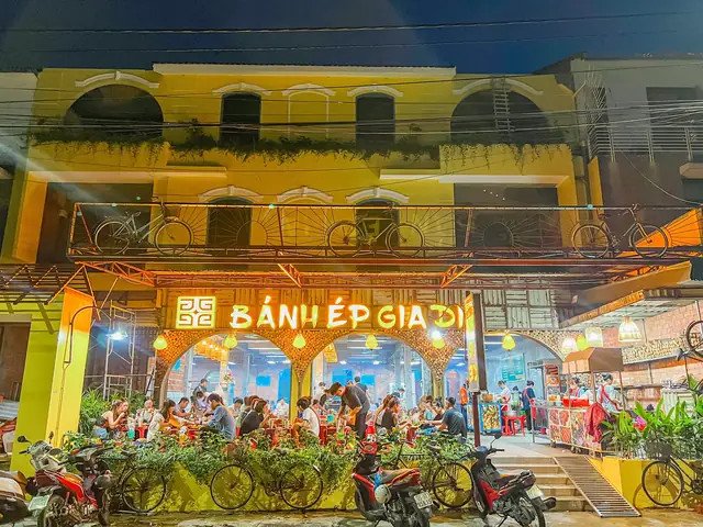 Bánh ép Gia Di Huế với không gian rộng rãi và món ăn hấp dẫn