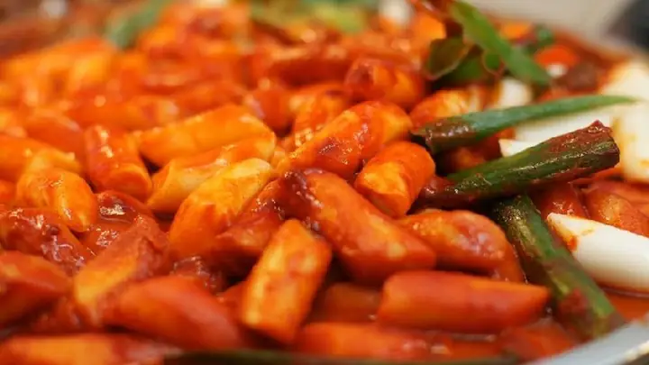 Bánh Gạo Chiên Sốt Cay: Công Thức Dễ Làm, Gia Vị Cực Đã