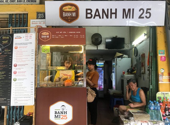 Bánh mì 25 Hàng Cá, Hà Nội với hàng ghế nhỏ xinh trên vỉa hè