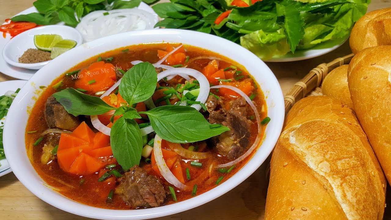 Bánh mì bò kho nóng hổi, nước sốt sệt thơm nồng vị gia vị