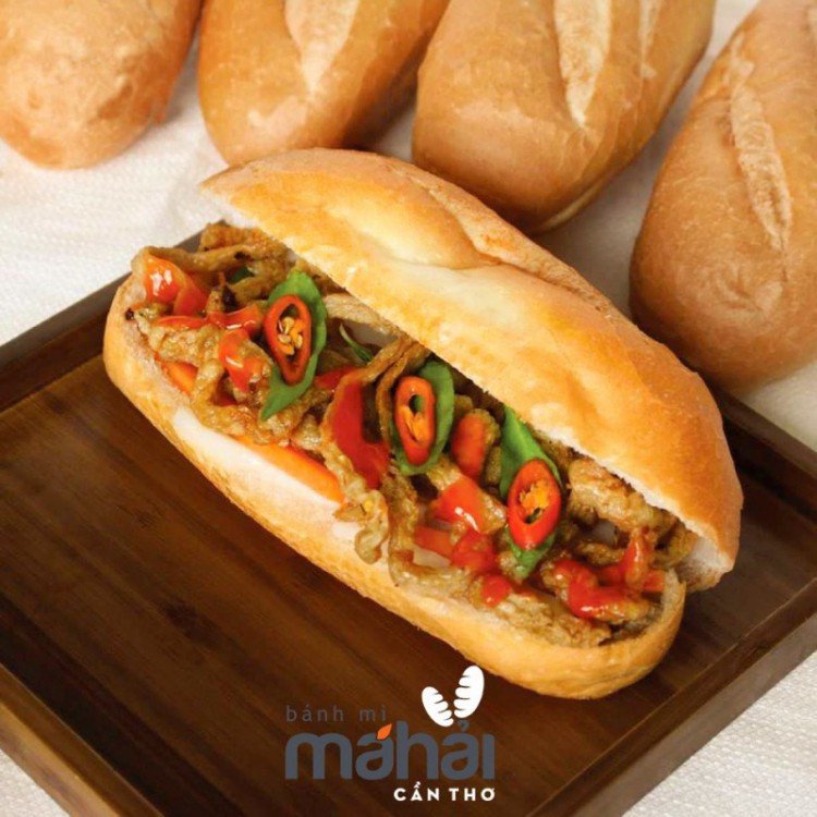 Bánh mì chả cá Má Hải với nhân đầy đặn