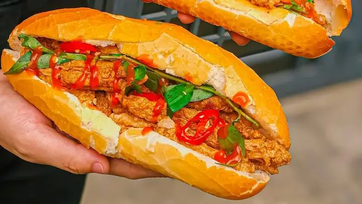Bánh Mì Chả Cá Nóng: Hương Vị Quê Hương Đậm Đà Từ Biển