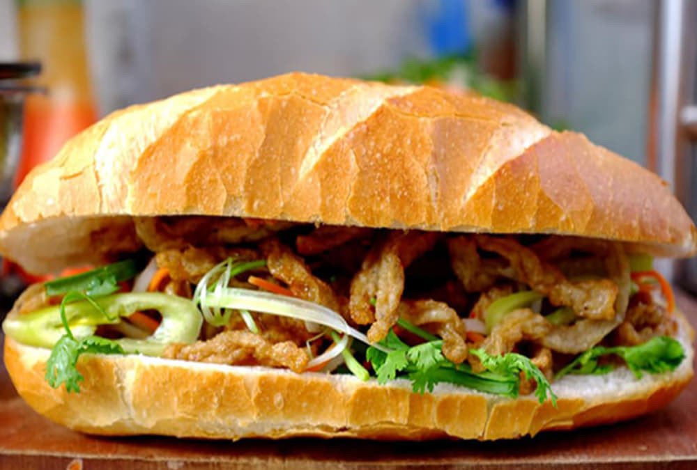 Bánh mì chả cá nóng Bùi Thị Xuân hấp dẫn