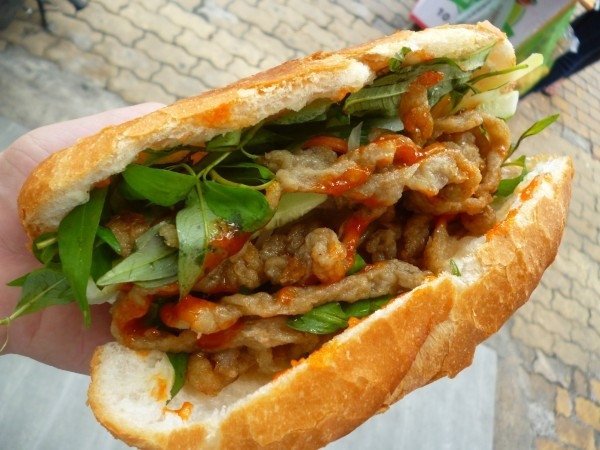 Bánh mì chả cá tươi ngon, chiên nóng hổi của tiệm 1.0.2 tại Cần Thơ