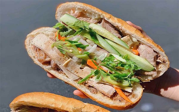 Bánh mì chả lụa hấp dẫn