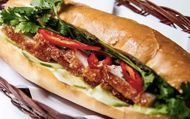 Bánh mì heo quay giòn bì và thịt nướng thơm lừng, món ăn được sinh viên Cần Thơ yêu thích