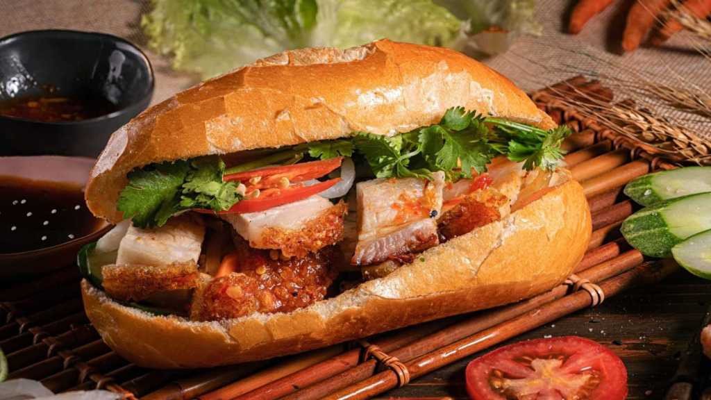 Bánh mì heo quay giòn bì với nước sốt đặc chế riêng
