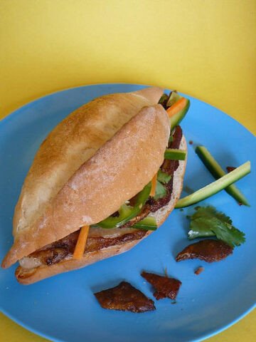 Bánh mì heo quay nóng giòn với lớp vỏ vàng ươm và nhân thịt quay