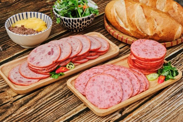 Bánh mì Huỳnh Hoa với các loại chả, giò và thịt nguội đầy ắp, cho thấy rõ sự phong phú của nhân bánh