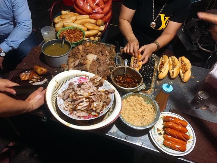 Bánh mì kẹp đầy ắp nhân pate và thịt xíu