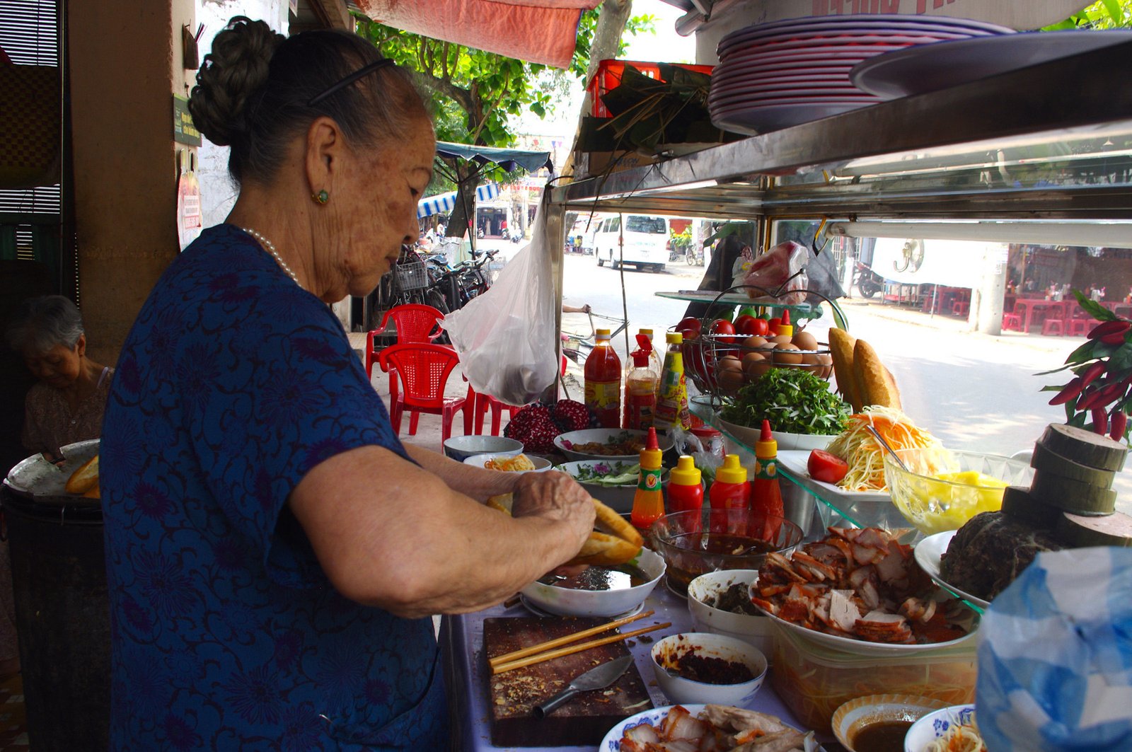 Bánh mì Madam Khánh được chuẩn bị tươi ngon mỗi ngày