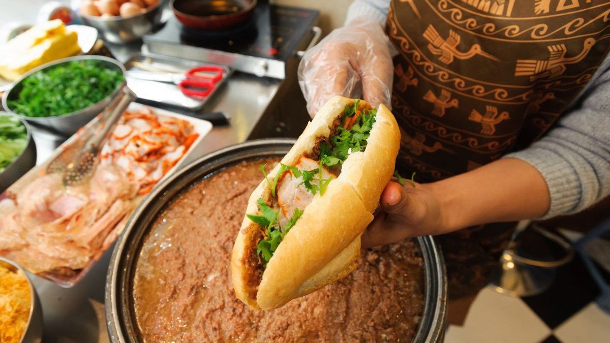 Bánh mì nhân thịt heo nướng và rau thơm