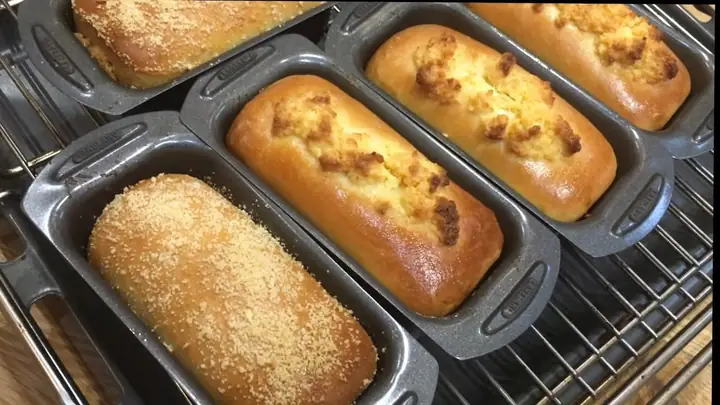 Hướng Dẫn Làm Bánh Mì Dừa Nho Hạnh Nhân Thơm Ngon, Mềm Mịn Tại Nhà