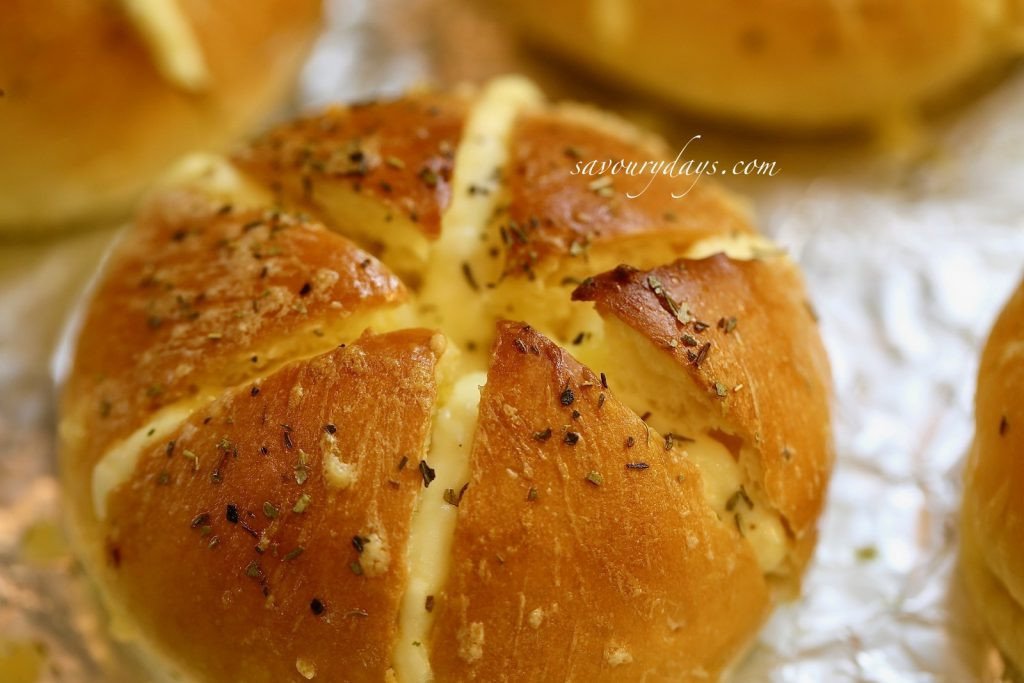 Bánh mì nướng bơ tỏi phô mai vừa ra lò