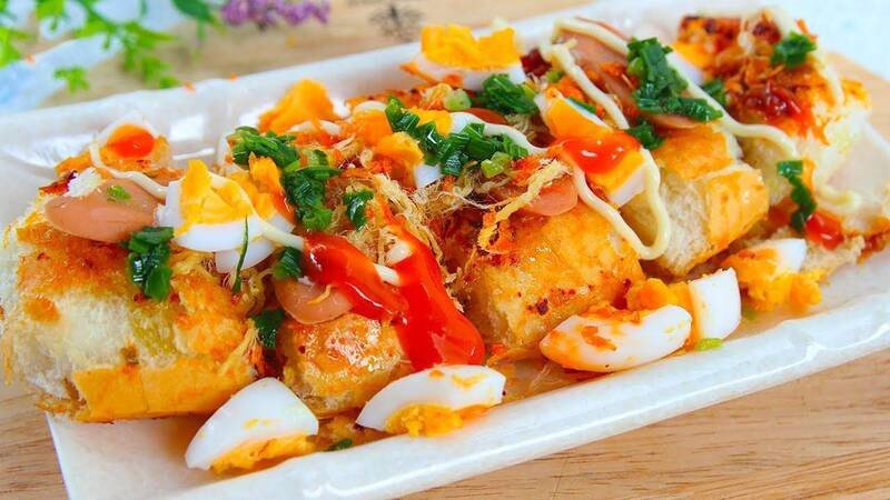 Bánh mì nướng muối ớt Dì Năm với topping