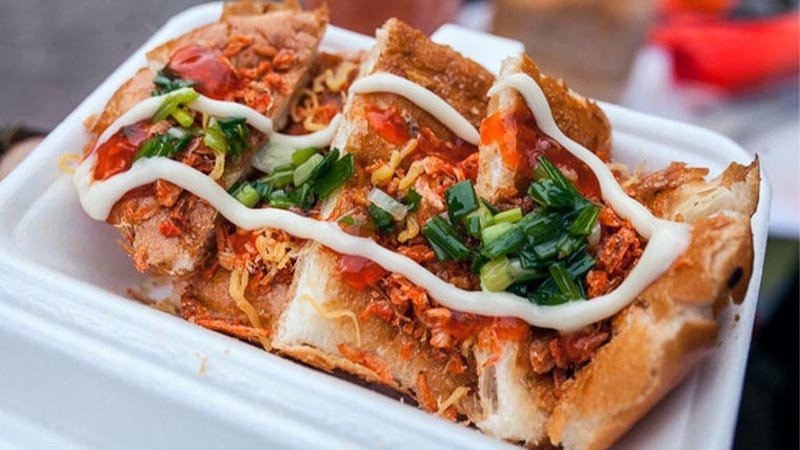Bánh mì nướng muối ớt hoàn chỉnh với các loại topping