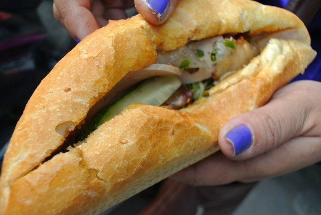 Bánh mì Phố Huế kẹp đầy đặn thịt xá xíu, pate và dưa chuột tươi ngon.