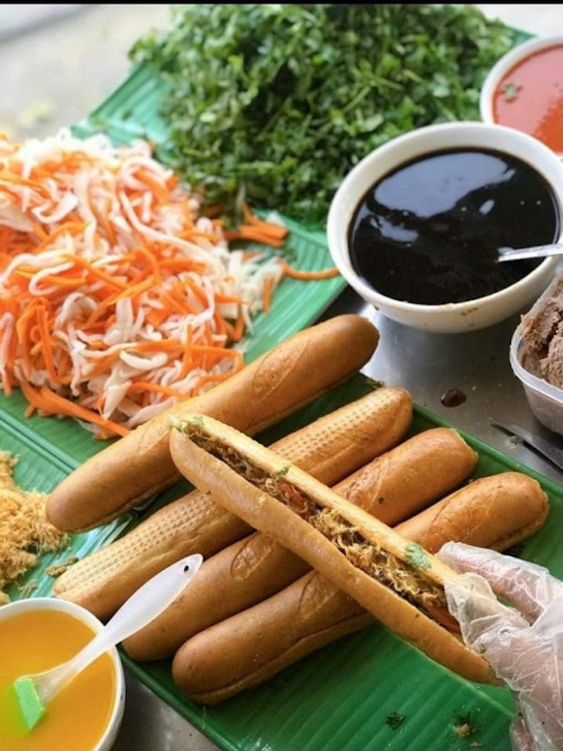 Bánh mì que Ba Duy Đà Nẵng với nhân đầy đặn, hấp dẫn