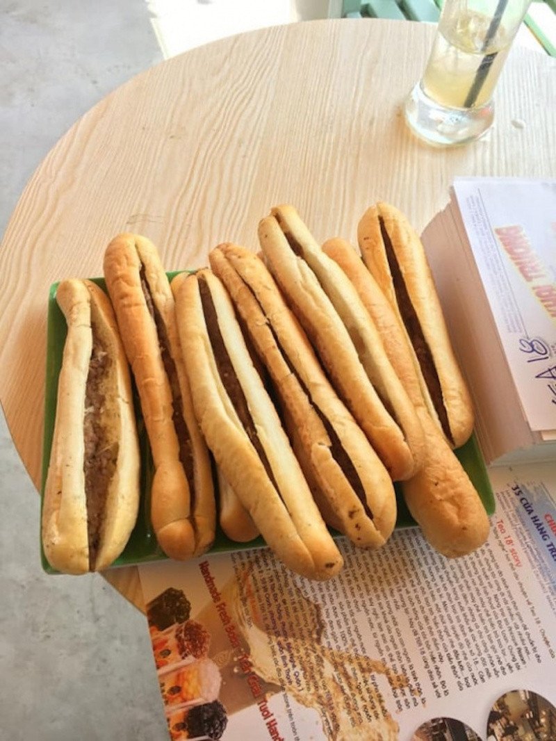 Bánh mì que Bé Hiền Đà Nẵng với nhân pate, bơ và sốt