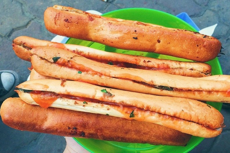 Bánh mì que Cô Nhi Đà Nẵng với nhân sốt bò tiêu độc đáo