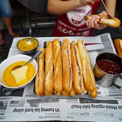 Bánh mì que giòn rụm tại Bà Lan Đà Nẵng, quán ăn lâu đời