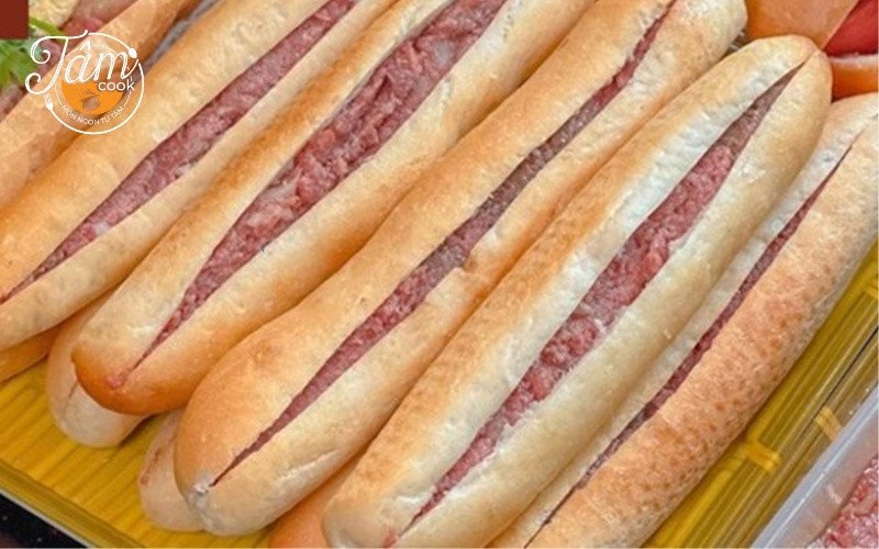 bánh mì que Hải Phòng với pate và tương ớt