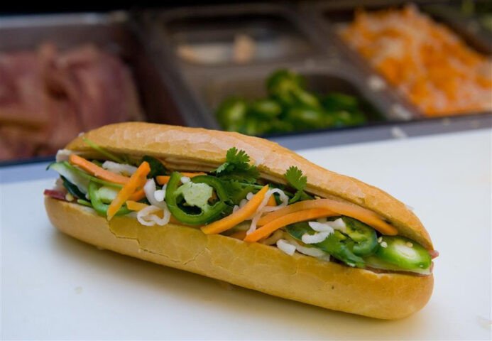 Bánh mì Sài Gòn truyền thống với nhân pate và thịt nguội