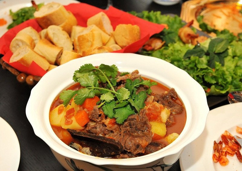 Bánh mì sốt vang ăn kèm rau xanh tốt cho sức khỏe