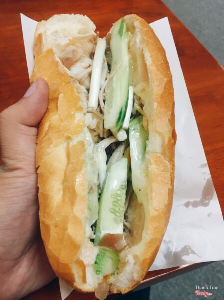 Bánh mì thịt luộc của Bánh mì Ba Cô Cần Thơ với nhân đầy đặn, rau sống và nước sốt đặc trưng