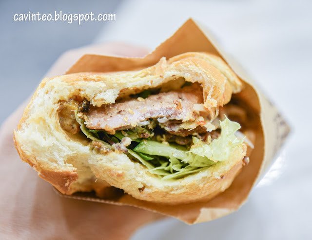 Bánh mì thịt nướng đầy đặn nhân và rau tươi tại Bánh Mì Phượng