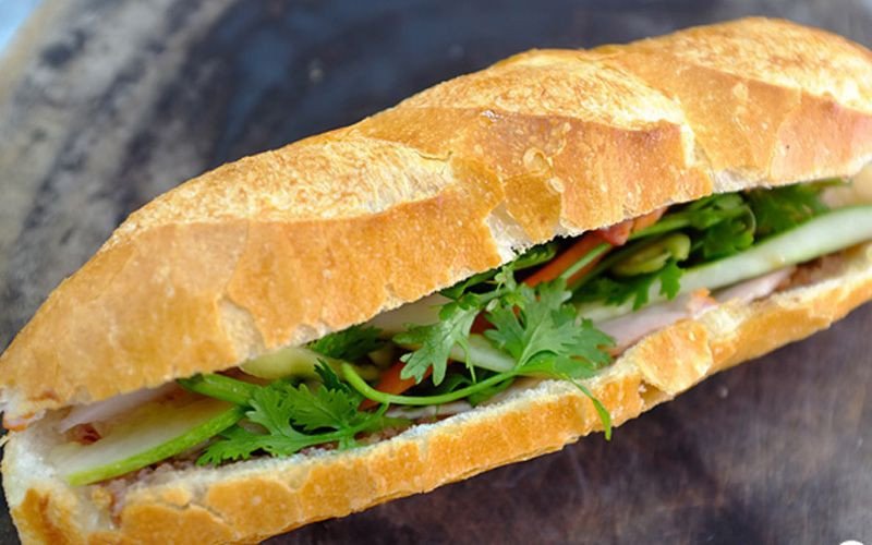 Bánh mì Thuận Tiến với vỏ giòn ruột mềm