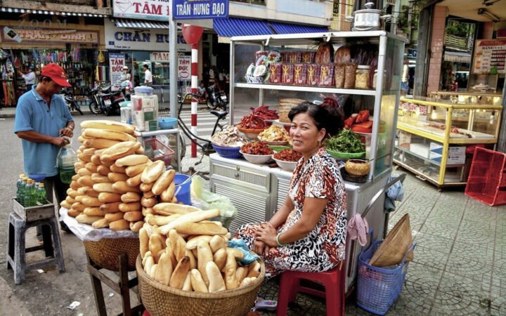 Bánh mì Việt Nam, món ăn đường phố nổi tiếng